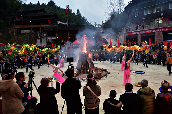 16：强龙、劲歌、辣舞篝火晚会   龙本亮 摄影.JPG