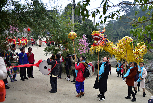 2：此次“五龙节”，设置了五道拦门迎宾酒   龙本亮摄影.JPG